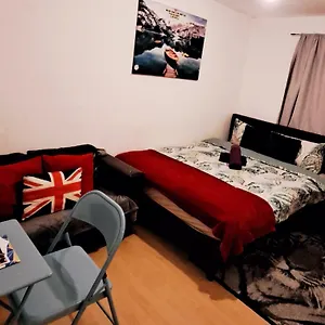 Merciful King Room, In Zone 2-3 Londres